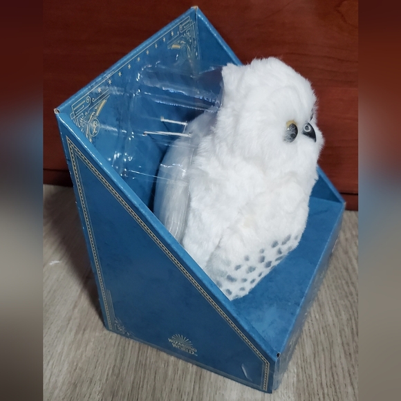 Universal Studios Harry Potter Snowy Owl With Sound and Movement Shoulder Plush - Picture 4 of 4